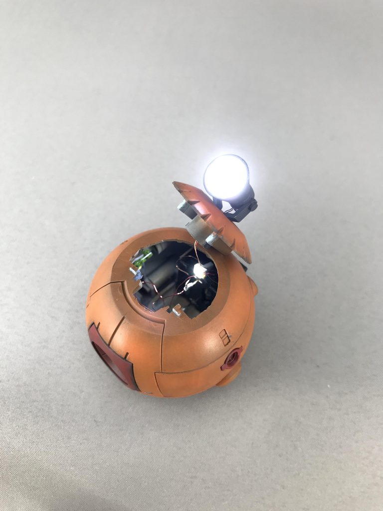 大型ライトとコックピットに2つのLEDを使ってます。