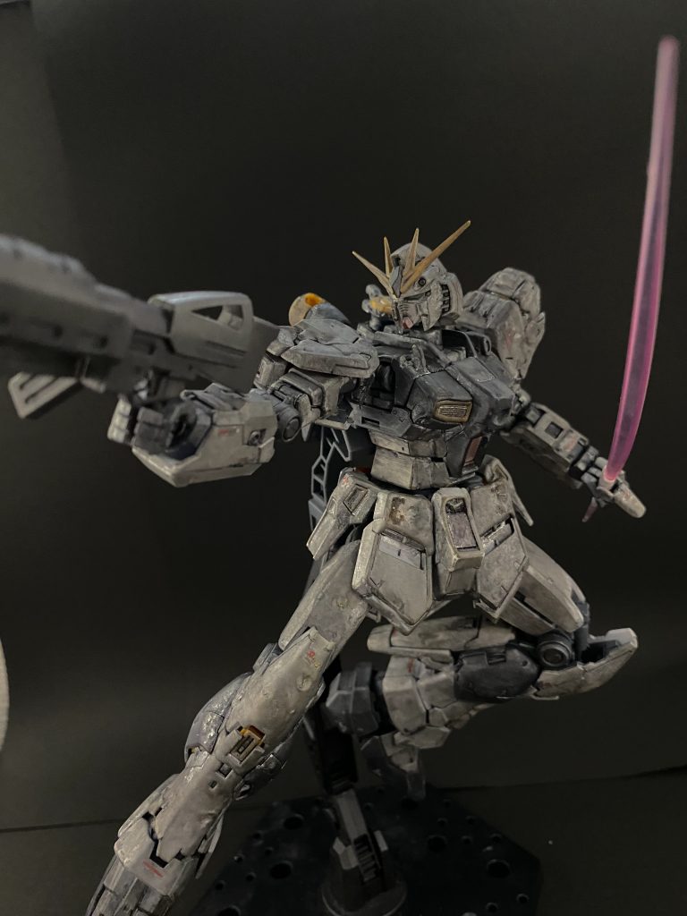 サザビーとの一騎打ちの少し前の場面を意識してます。その為サーベルとギラ・ドーガがら強奪したビームマシンガンを持たせてます!