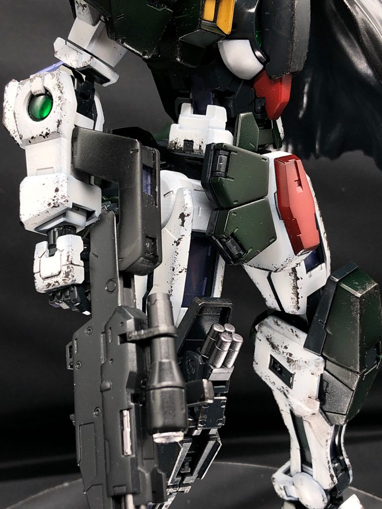 黒立ち上げ塗装の後、スポンジによるチッピングを施しました