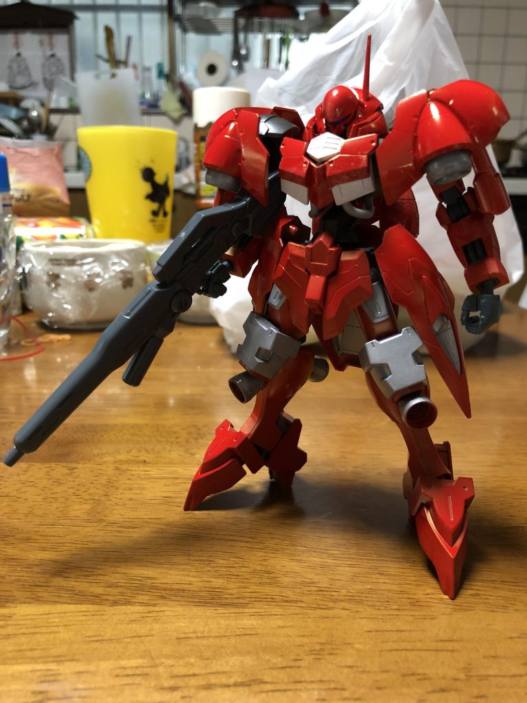 (ちょっと背景汚いですが…)
塗装に関しても2年前に既に行っていました。当時発売されたばかりのガンダムマーカーエアブラシにて塗装。エアブラシという物自体初めてだったのでうまくいった部分とそうでないところの差が激しいです…当時はガーベラテトラのライフルを持たせていました。