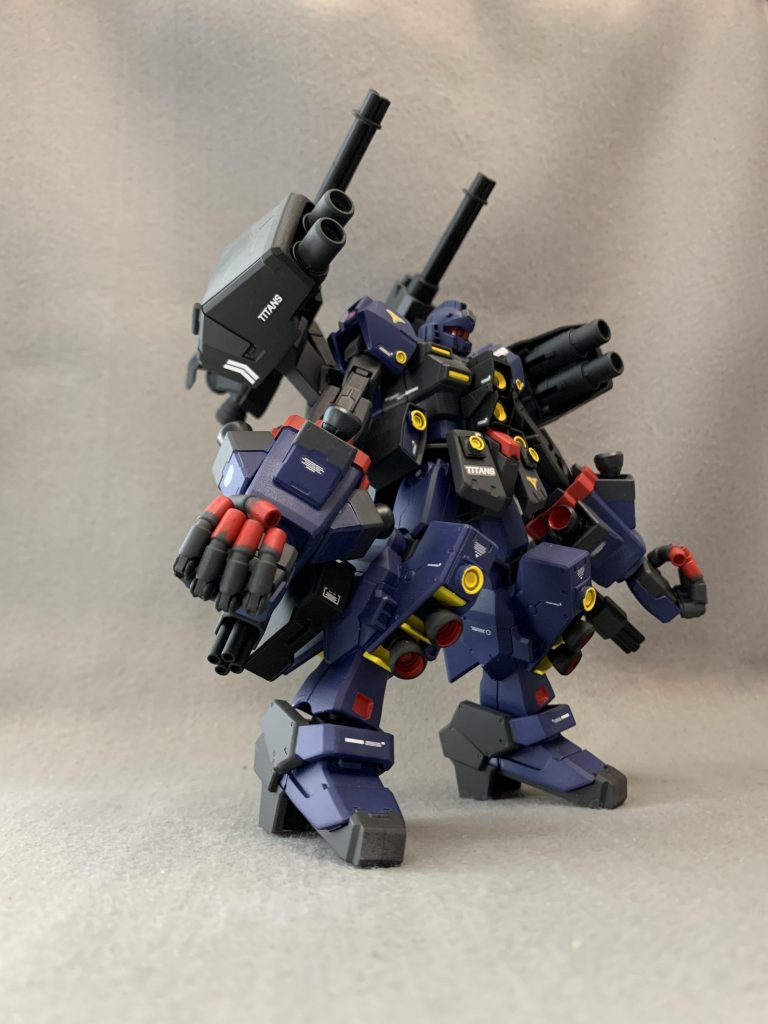 ティターンズの機体という設定なので、ティターンズカラーで塗装して、ティターンズマークのデカールを貼っています。

サイコガンダム同様に、手に持つ武器は一切ありませんが、胸部メガ粒子砲 2門をはじめ、両腕の有線式5連装メガ粒子砲(ビームソードへの変換が可能)や脚部のインコム、バックパックのGNキャノンとガトリングガン、そして機体各所に12門の拡散メガ粒子砲が装備されていて、オールレンジ攻撃が可能という感じにしています。
ビーム兵器と実体弾兵器？をバランス良く配したつもりです。

鈍重そうに見える機体だけど、バーニアも至る所に増設していて、見た目程 鈍くはない！はずです。