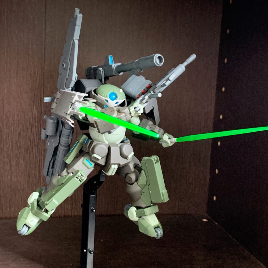 シールド内部にビームサーベル