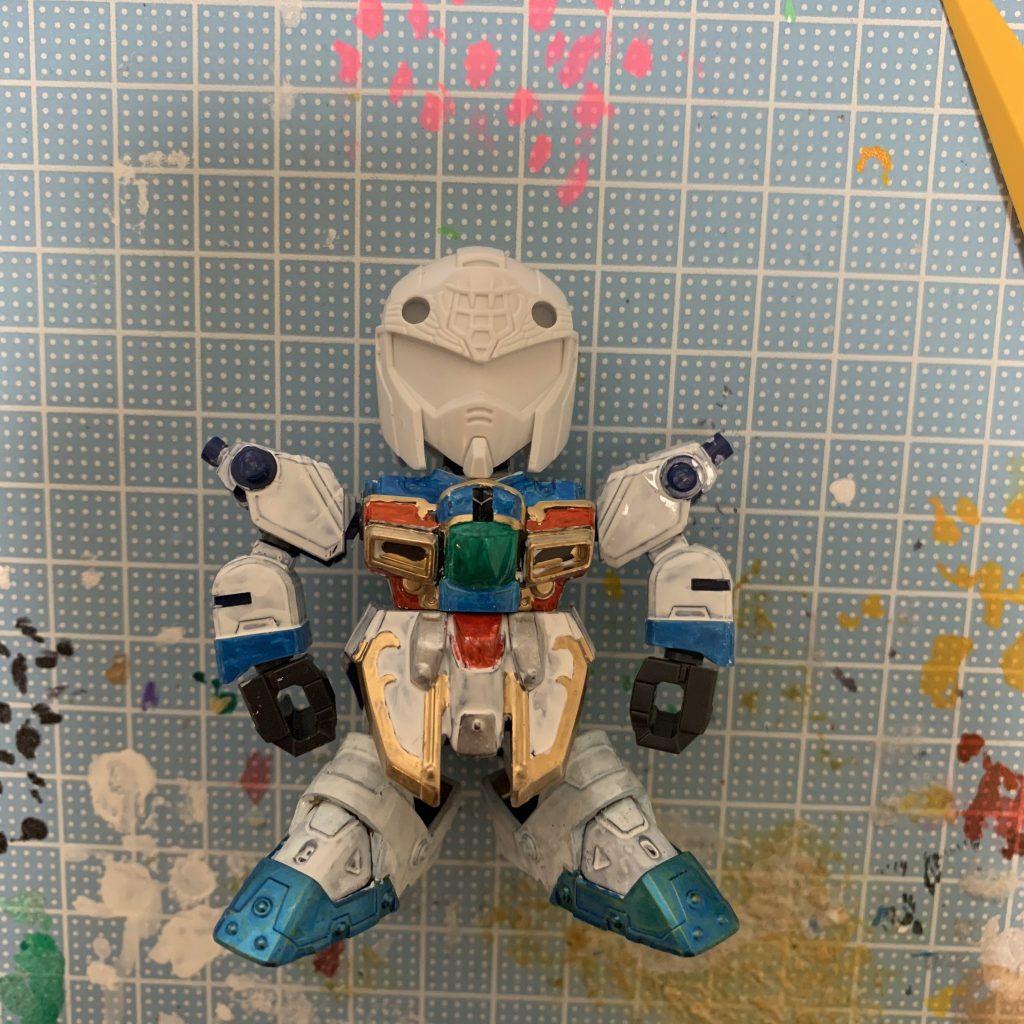 不要の外出自粛の意味も兼ねて、今回の改造の為に新たにキットを買い出しに行く事はせずに全て家に眠るジャンクでミキシングしました。
曹丕ガンダムをベースにしてますが、元ネタになってるガンダムXだったり新凰頑駄無のパーツは極力避けてディバイダーの特徴を掴むのが拘りポイントです。