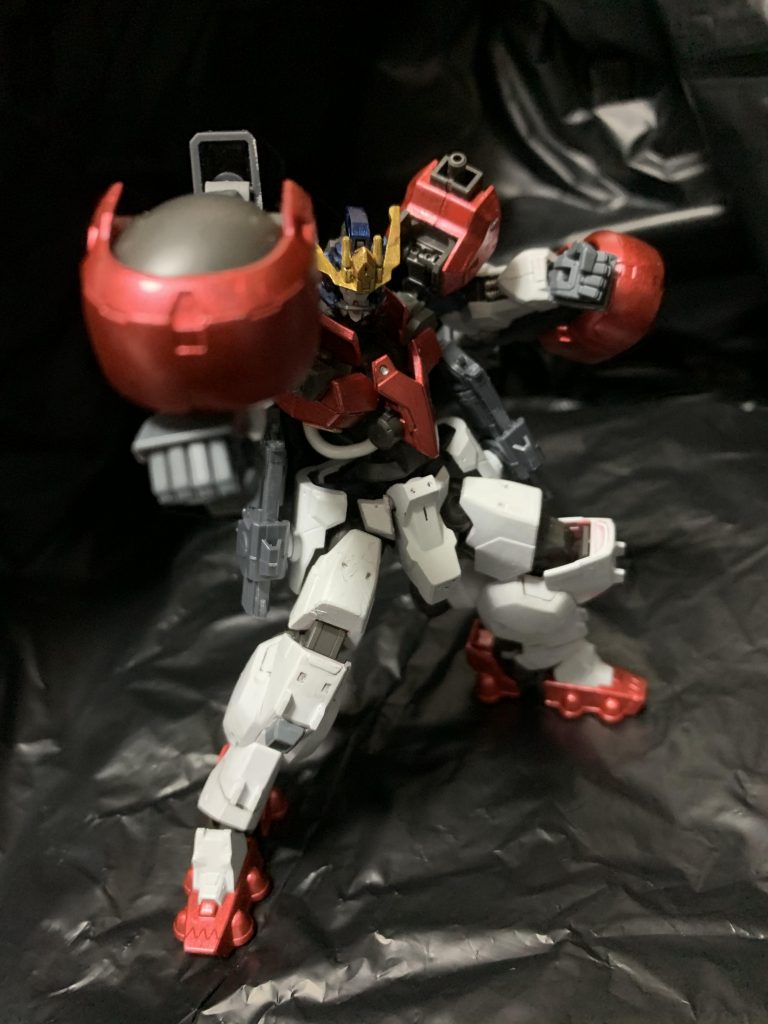 肩アーマーを差し替え、バーニングパンチモード。