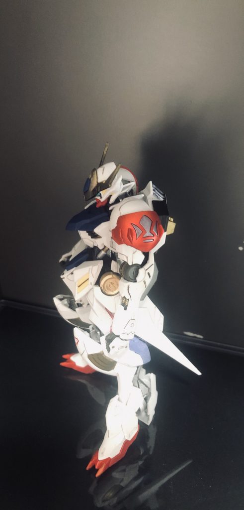 ウェザリング前の状態。
ゴールドで部分塗装、肩の鉄華団マークは黒地にシルバーで塗装しています。
相手はどうしようかな〜グシオンをオリジナル塗装したいな〜