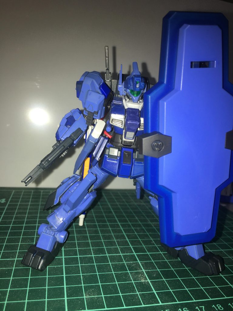 武装9ガーディアンシールド
ジム・ガードカスタムの物が流用されており、本機の機動性を阻害しているが、元のコンセプトである要人警護などの場面や、デブリ帯、大気圏突入などの場面で使用される。また、シールド中央部にはもう1枚シールドが内蔵されており状況によってパージされる。