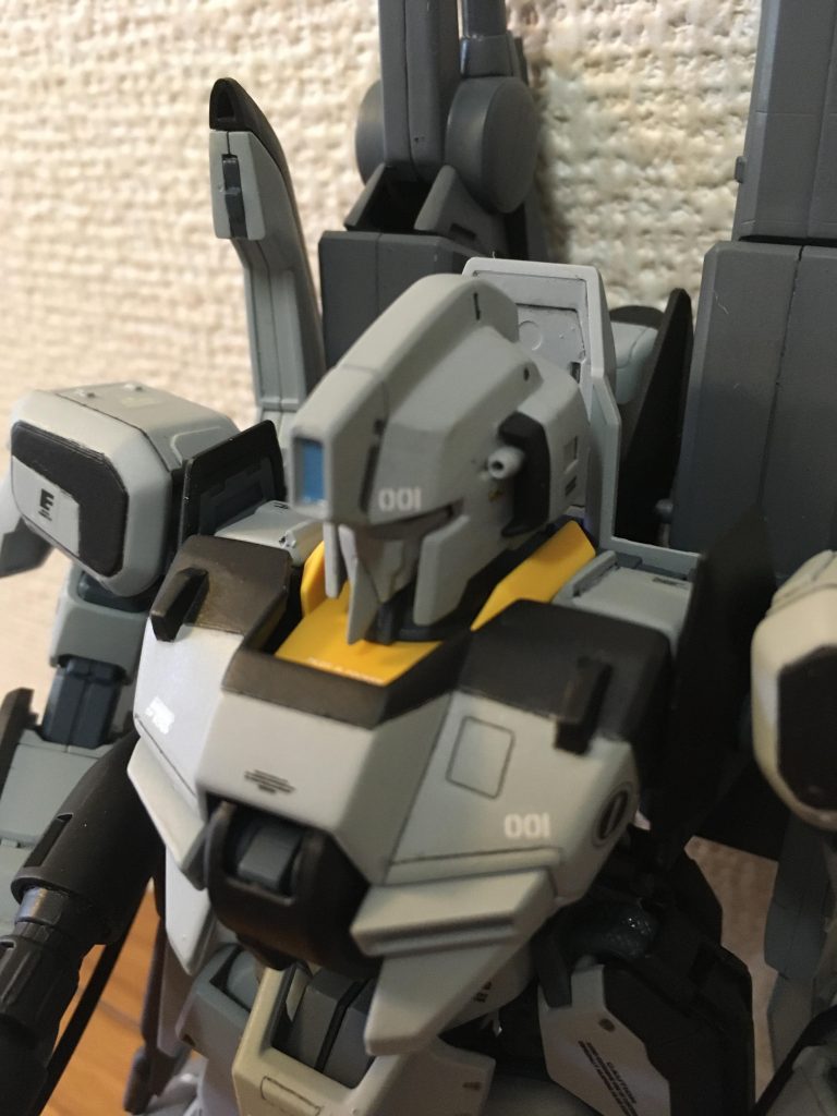 襟元の黄色は成形色です。全体的にもうちょい白くなる想定でしたが、なんか、グレー…。まぁ、Zプラスらしさも出てるかなと…。
ツノ、無くしたら顔が地味になってしまった。