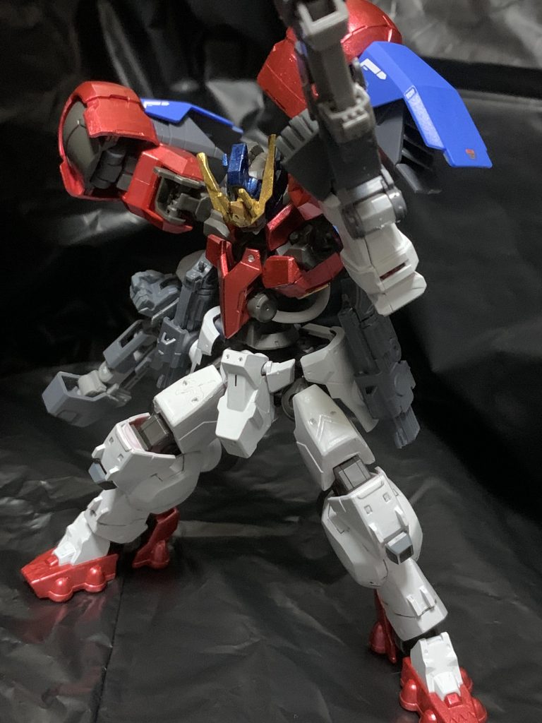 肘のパイルバンカーっぽいパーツを180度回転して引き伸ばし、ファイティングナックルモードとなります。
物理で殴る力が格段に上がります。