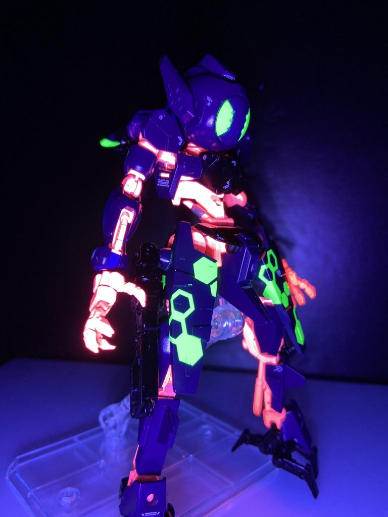 フレームは蛍光レッド、装甲一部は蛍光グリーン
、背中の輪っかは(燐火円礫刀)ガンメタの上からガイアさんの蛍光クリアを塗装。LEDで光ります。