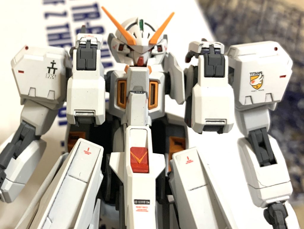 左が改修後、右が改修前、設定画には肩の羽も付いてないのでこっちもオミットしました。