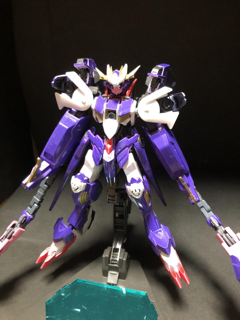 胸部と肩のアーマーを開いてトライパニッシャー形態。
肩はフレームにスサノオのそれを貼り付け、胸部は白い部分を3分割して中央にスサノオの砲口を貼り付け。
中央の部分は引っかけているだけです。