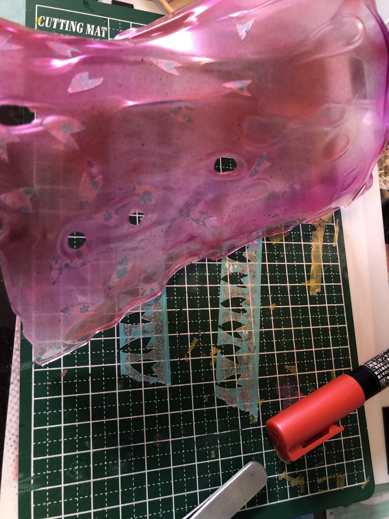 マントエフェクトは表面にサクラ型にマスキングテープを切り貼りしてピンクを吹いて裏目にホワイトやシャインシルバーを吹きてマスキングテープを剥がして模様化しました。