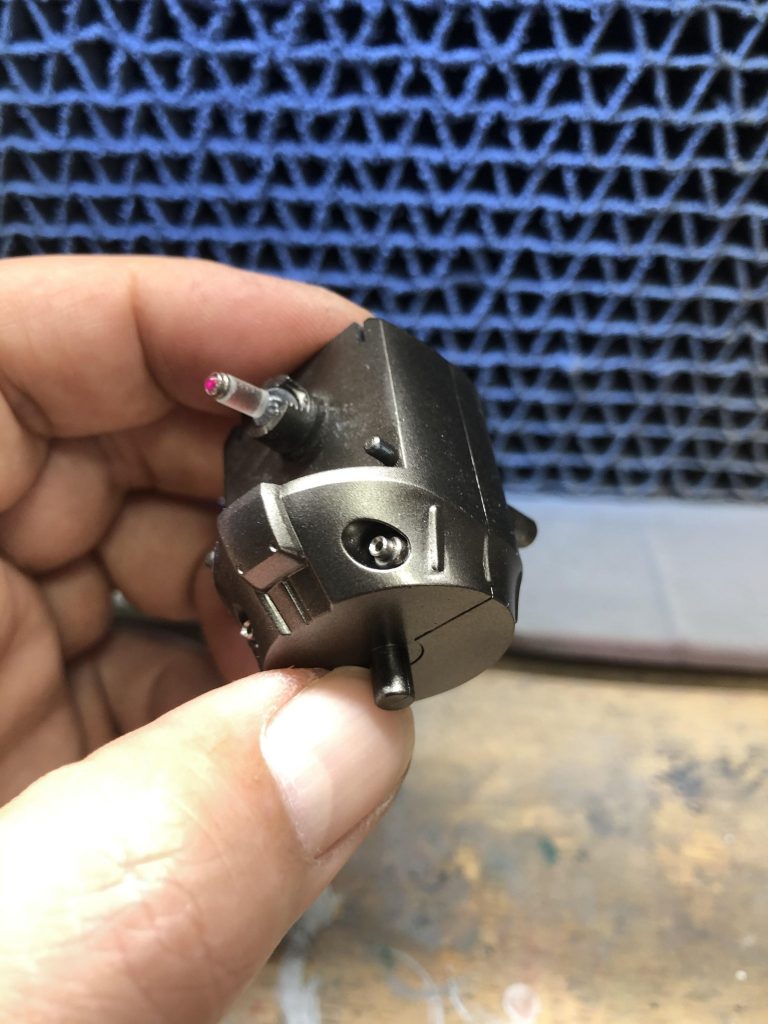 今回は、大きな改修はしていません。1番手を加えたのは、モノアイ部分です。可動させるためにボールジョイントを取り付けました。