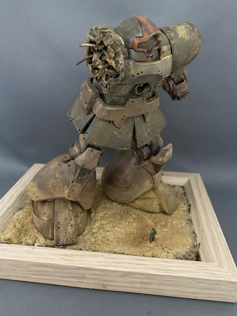 完成の1歩手前、ここにターフをまいて草を表現する。
ドムはさっきの画像よりウェザリングパステルとウェザリングマスターを施している。