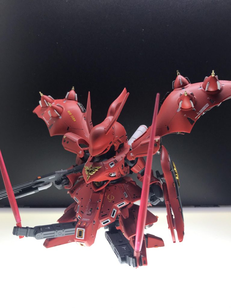 「如何にして仰々しい独特のデザインを活かすか」が製作のテーマです。