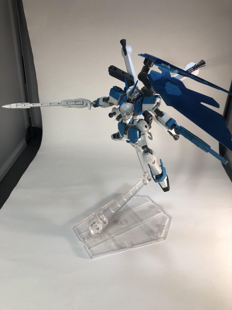 フルクロスユニット
従来のフルクロスは高い機動力と防御力を持っているものの持ち前の可動域を殺してしまうようなマウント方法であったが、多重稼働アームによって保持することで近接戦闘時も邪魔にならないように稼働できるように改造された。
もちろんパージも可能となっている。
Iフィールド発生装置
本機では胸部に移動されている
ビーム兵器に対して高い防御力を発揮する
なお自機の兵器には影響が出ないように普段はセーフティがかけられている