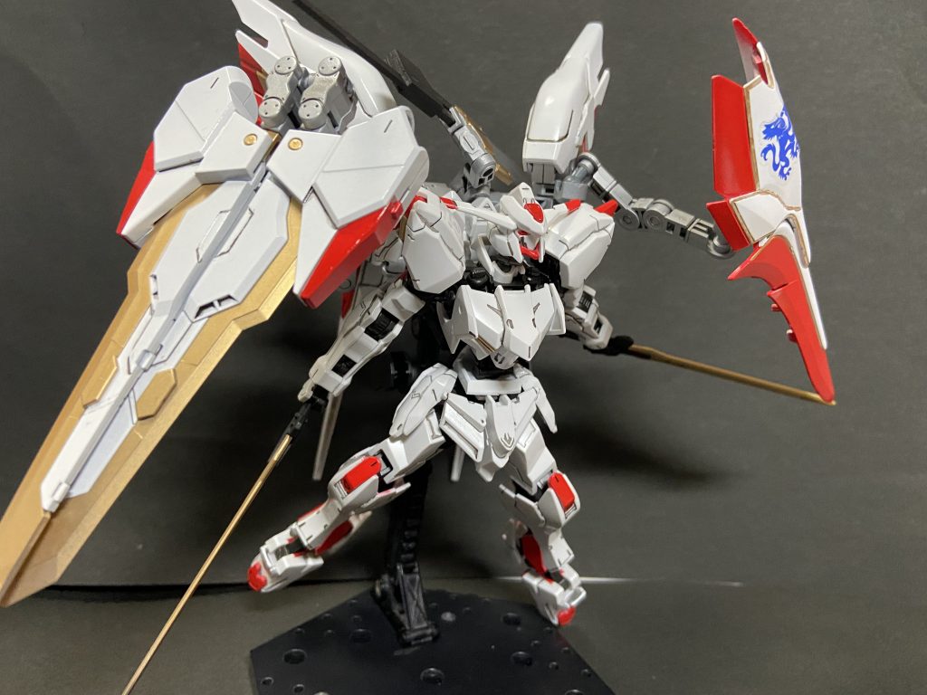 阿頼耶識を介し突撃時には左側のシールドと合わせ、邪魔な射撃をシャットダウンする