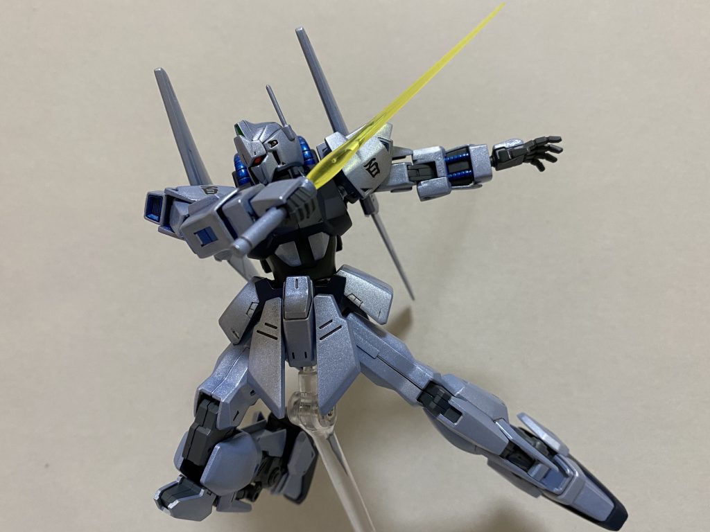 細身の機体はサーベルが似合いますね
実体剣もかっこいいけどやっぱガンダムと言えばビームサーベルだなと