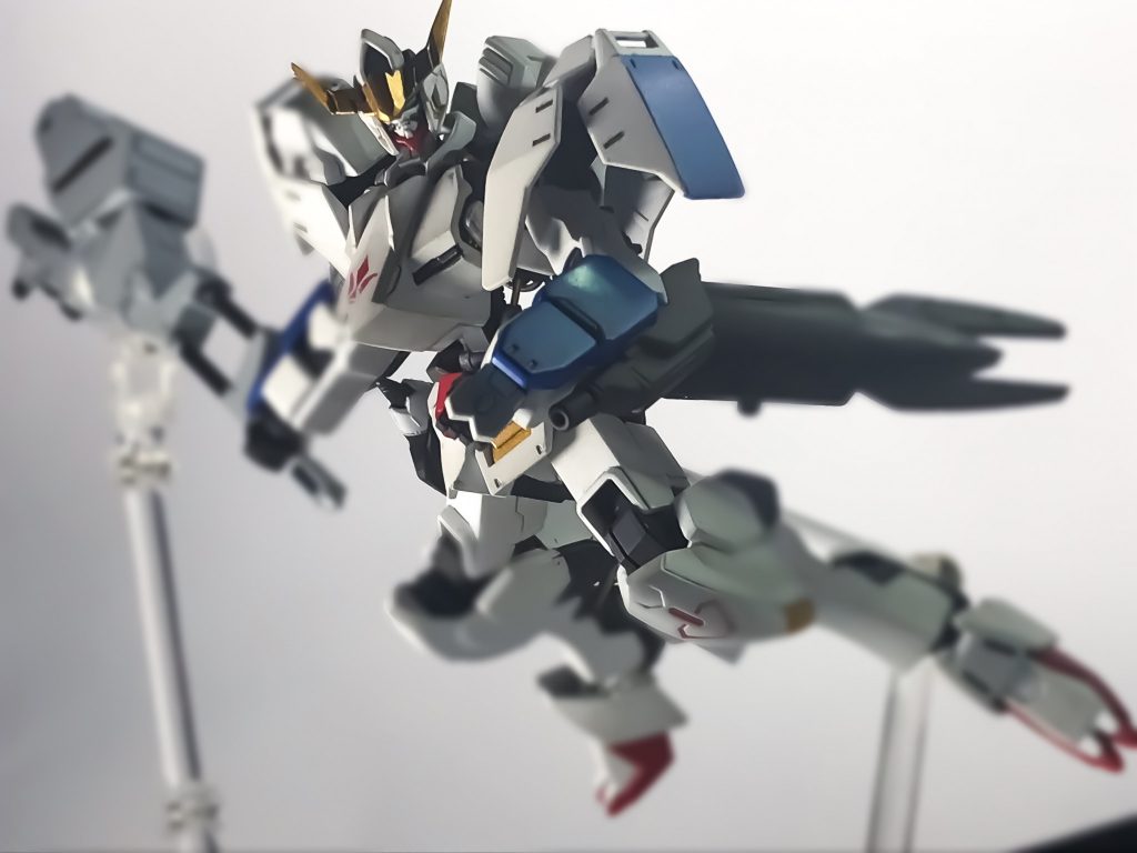 アーマー等と手首の弱さの関係で干渉はかなりあります。アーマー部分等をメタリックで塗り分けてあります。