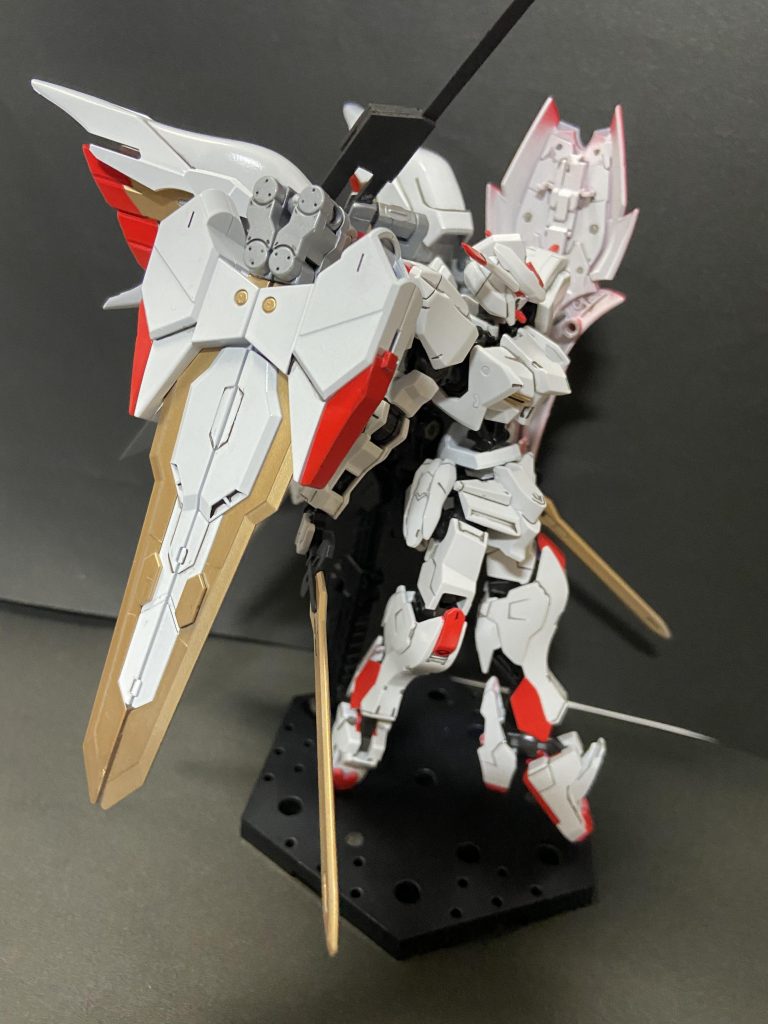 右側のシールドバスターソード
懸架状態ではシールドとして使用