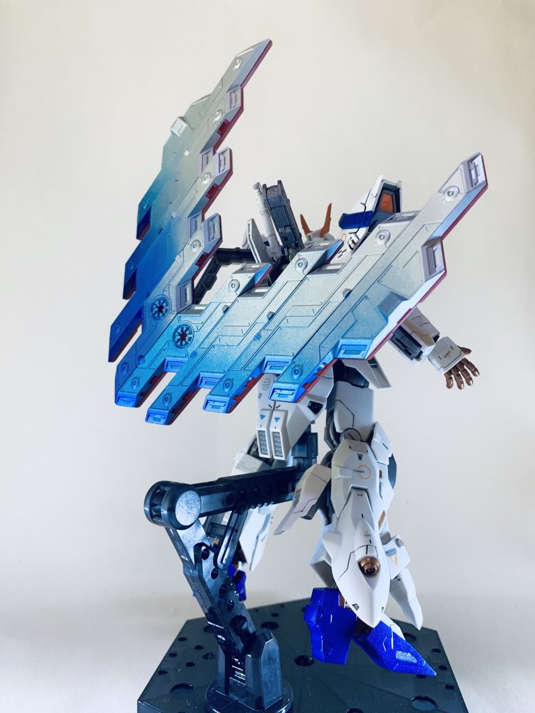 裏目はシルバー→ライトブルー→メタルブルーという感じのグラデーションを。

こちらはつや消しを吹いています。