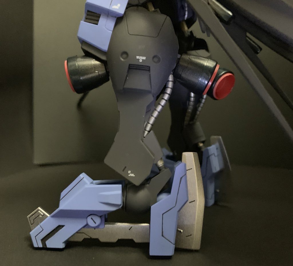 バーニアの若干の焼鉄色と、脚部のシルバー色でメタル感を出し、鋭さみたいな物を演出しました。