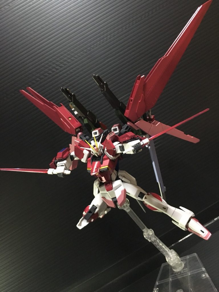 ビームサーベル
バックパックの上面に装備。出力の切り替えでサーベルとダガーに、簡易ドラグーンで投げればブーメランに。