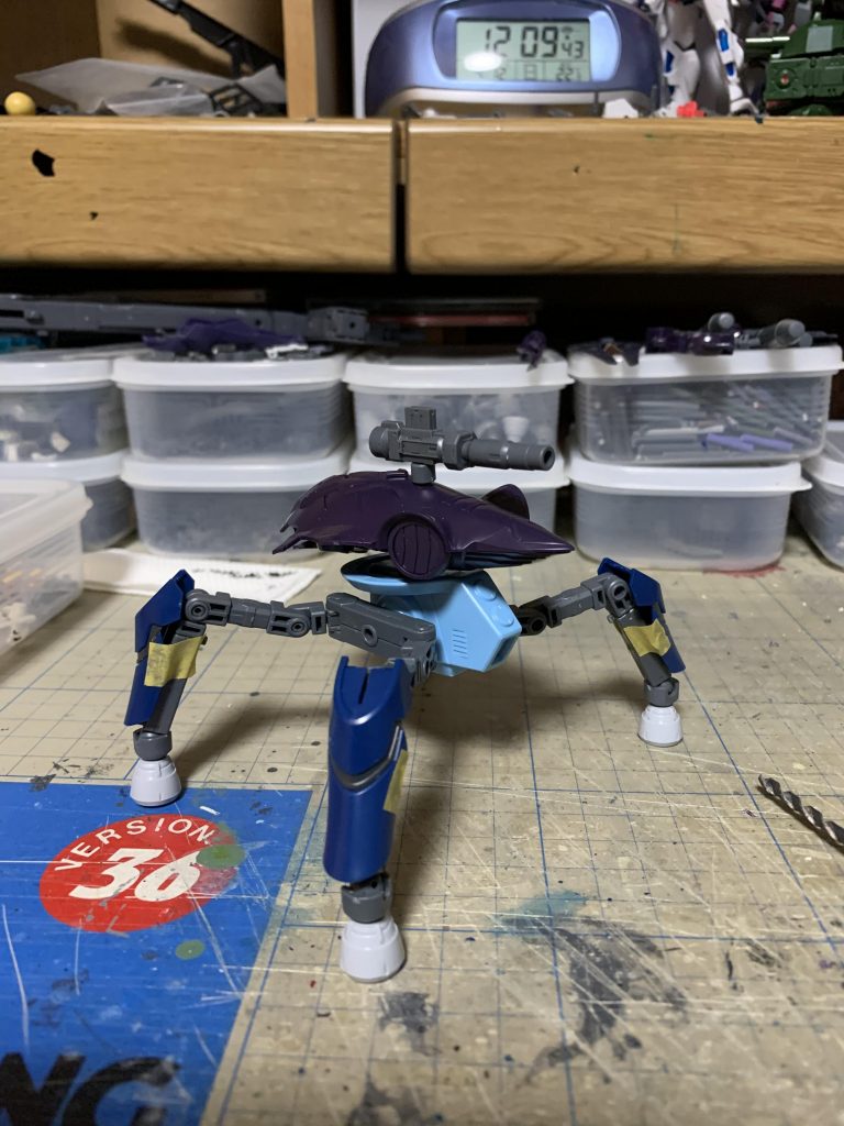 ジャンクになっていたギラギラーガの腕装甲を足に付けて、30MMのキャノン砲を取り付けました。