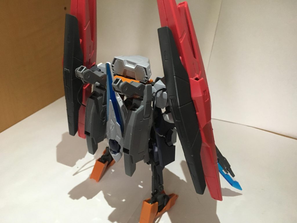 通常戦闘配備バックビュー。基本的には高速の前線参加及び戦線離脱を行うための推力カスタムが施されている両肩部の大型ブースターはミサイルコンテナの他パルス砲を備えておりこれはリアクター一機しか持たない機体ではMAの破壊には至らないため過剰な火力を廃し迎撃を優先するという発想に基づいている。背中のポッドは過去に破壊したMAの技術を応用した高感度センサーである。