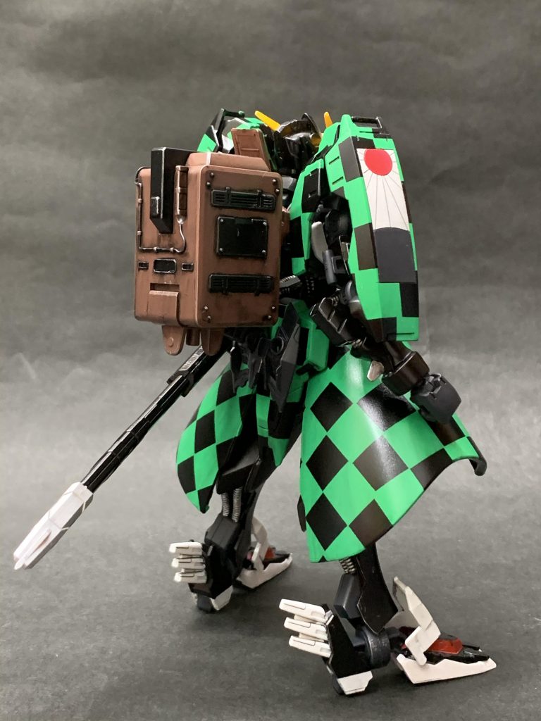 炭治郎の花札の耳飾りを肩パーツに彫ってみました！背中に背負ってる木箱の中身はご想像にお任せします（笑）