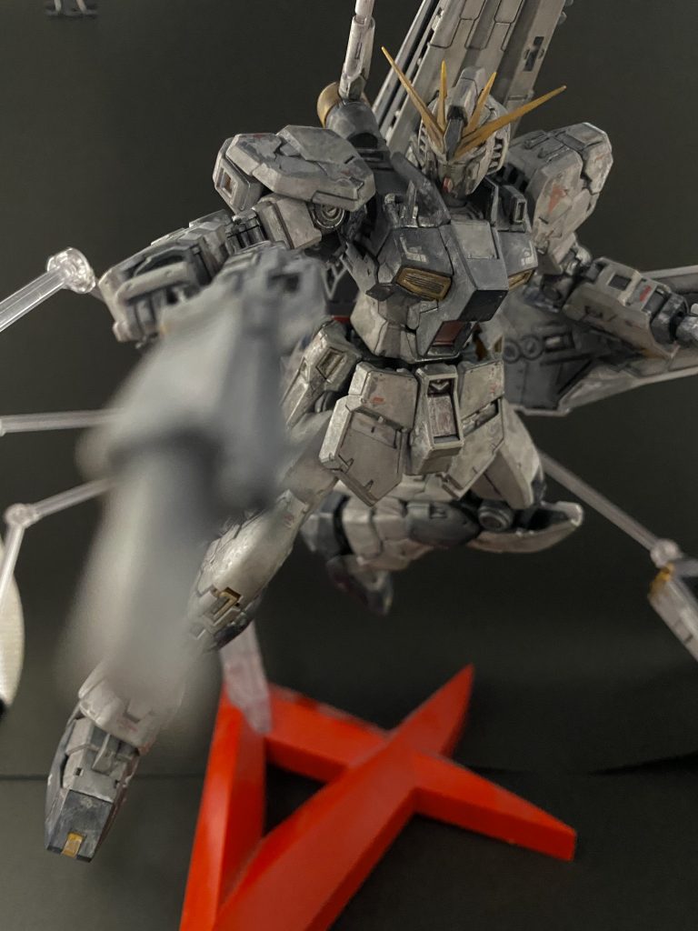 エナメルのクロムシルバーとウェザリングカラーのマルチブラックでウォッシングを施しました。
下にシルバーがあるので独特の外観になってます。ここからウェザリングマスターのススでもう一度かけて完成です!