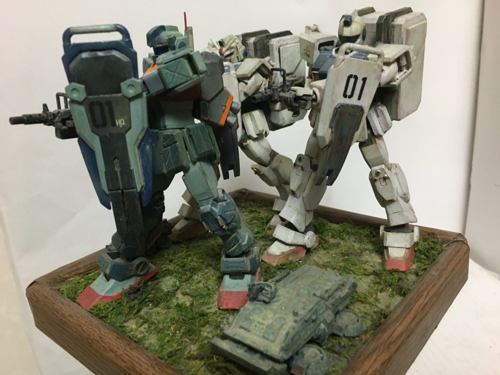 M453A4 74式ホバートラック&陸ジム頭は「UCHG1/144RX-79(G)陸戦型ガンダム 地上戦セット」同梱物を使用。
ジムストライカー後頭部左側アンテナは0.5mmプラ丸材と交換。
100mmマシンガン先端銃身(※円筒部)は約半分に加工後、銃口内厚を薄々加工を施し見栄え良く処理。
ジムストライカーのランドセルバーニアx4、両脹脛バーニアx4 各モールドの上にコトブキヤMSG P-103 バーニアノズルを接着し推力増強型を演出。