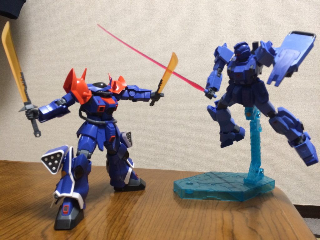 前に「ジムの日」でアップしましたブルー1号機との戦闘シーンの再現です😁家のテーブルの上ですけど😅