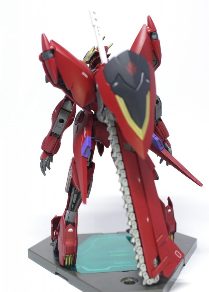 背面にチェーンソーメイス、シールド共にマウント可能です。