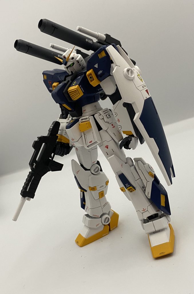 フロント
ハンドパーツは極め手、小バーニアには、穴をあけ、ハトメを仕込みました、キャノンの砲身は合わせ目消しをする際に切り落とし、ウェーブのバーニアを接着、各部ボールジョイントの隙間を無くすためにもウェーブのバーニア(角を入れました)