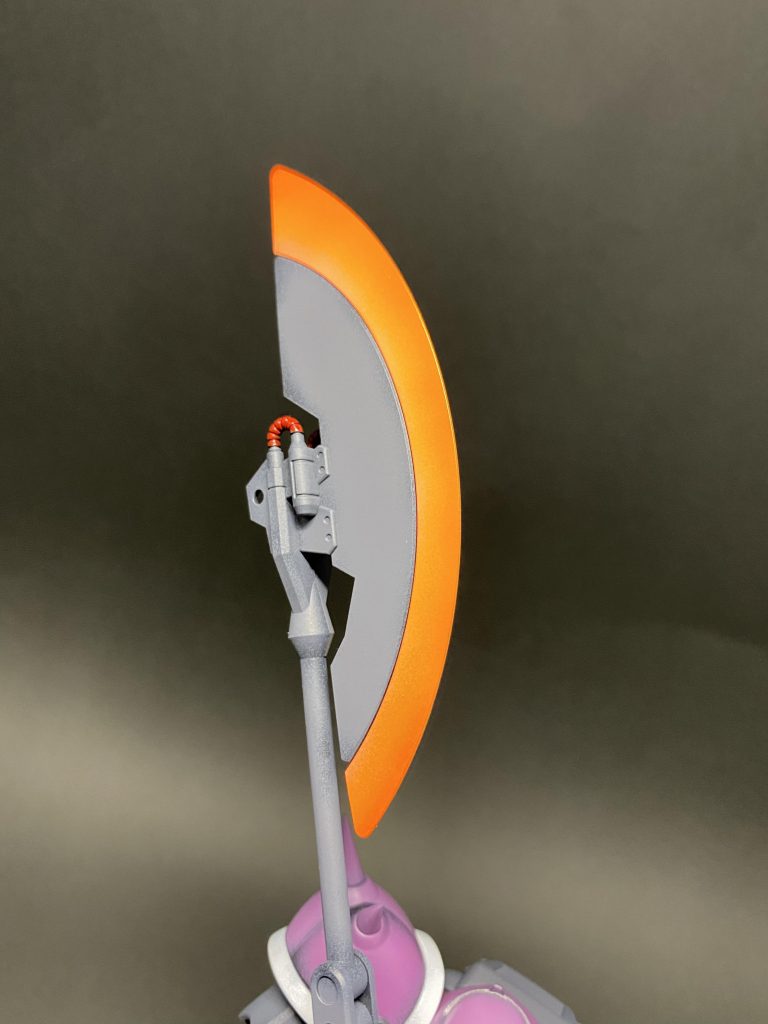 刃部分のグラデーションが綺麗にできたかなと思います。最初に全体を蛍光オレンジで塗装し、少し白を混ぜた蛍光オレンジを根本に。最後に端の方は蛍光レッドと蛍光オレンジを混ぜて塗装しました。