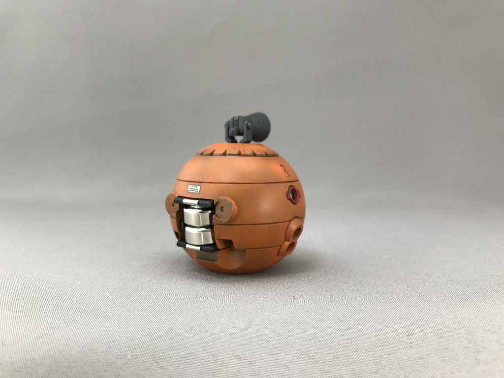 ボールはポリキャップ接続で取り外しできます。電源はボールの背中にボタン電池入ってます。