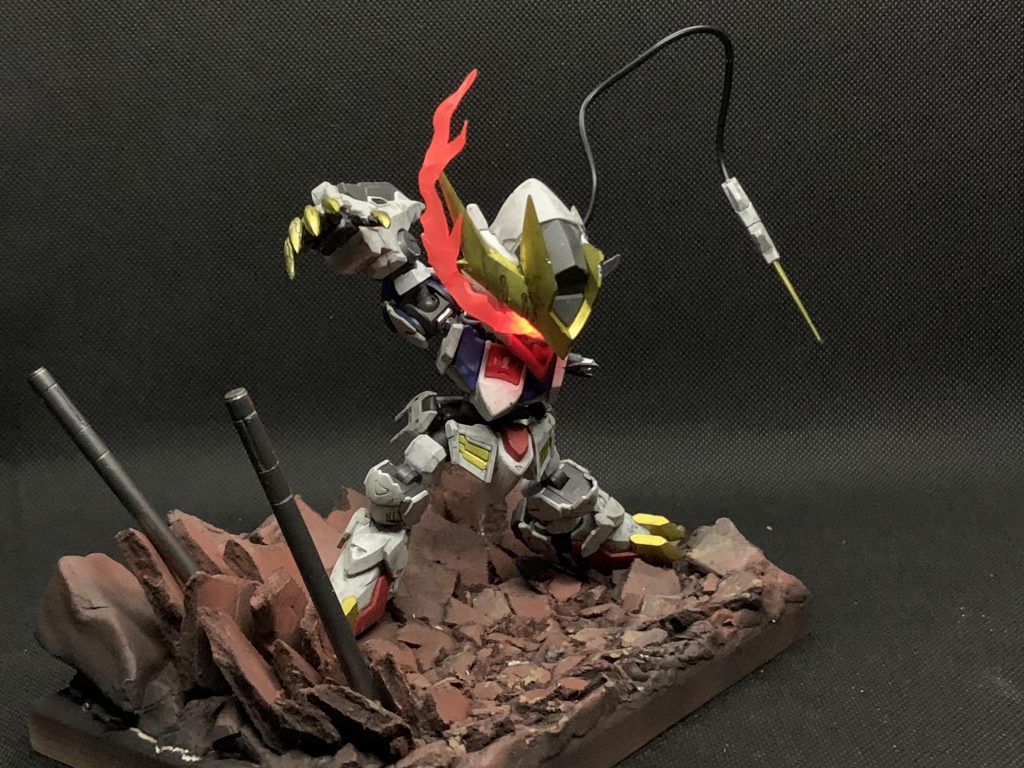 バルバトスといえば阿頼耶識リミッタ解除の赤い目の光!縮む透明プラ板で作成しまして、蛍光カラーで塗装してます。