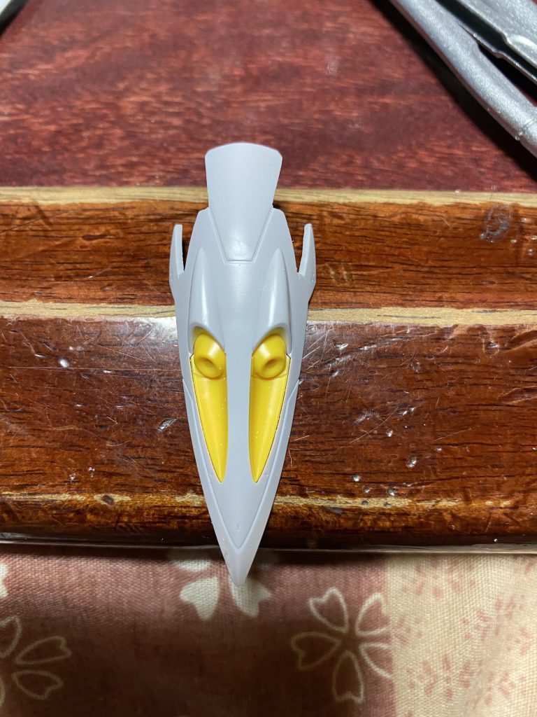 腰のバーニア部分のパーツを少し切断し、スリムなバーニアに仕上げました