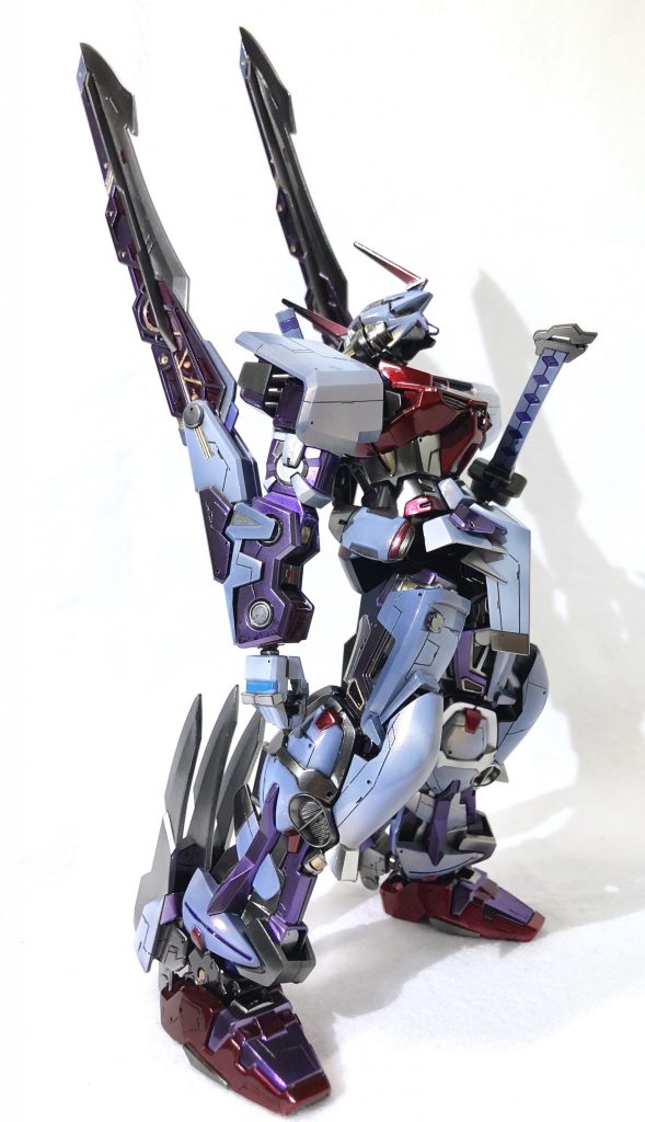 側面。腕部分のブレードはそのままでも展開可能。コード麒麟!