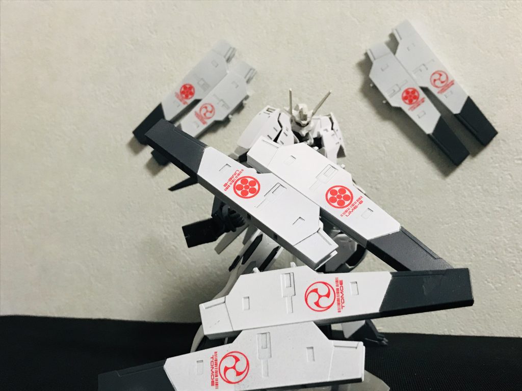 ホルスタービットを分離して飛ばす事により防御は勿論、場合によってはぶつける事によって物理攻撃にもなる。