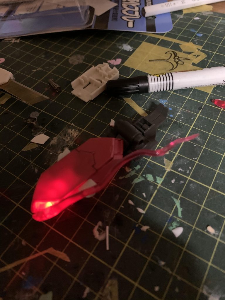 頭部には百均で入手したLEDを流用しています!