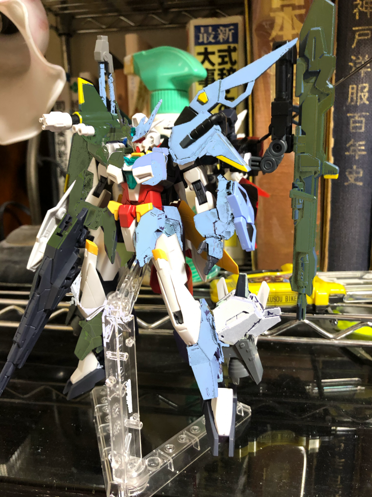 塗装初期案こうするつもりでした
さすがにこれは五月蝿すぎるのでやめました……
ここからは余談なので読みたい人だけ読んでください。
端的に言いますと私事ではありますが某ウイルスの影響で職を失いました。
まぁと言ってもバイトなのでそこまで影響があるかといえばそうでも無いのですがいかんせん支払いがあったり予約してるものがある都合で急ぎで別のバイトを探さないとやばい状況ではあるんですね。
という事もありましてガンスタ初めてから月1更新を目処に1年頑張ってましたがもしかしたらしばらく浮上出来ないかもしれないです……
ただ改造したいプランや作りかけの作品もあるにはあるのでどうしようもなくならない限りはここに投稿するつもりではありますので気長に待っていただけると幸いです。
まぁあくまでも浮上しない可能性があるという話なので極力頑張るつもりではあります。
長くなりましたがとりあえず皆様もお気をつけください……