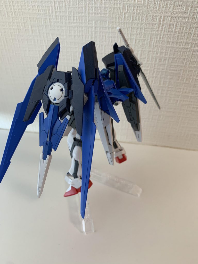 背中から。ちょっとバックパックが寂しかったのてエースユニットを取り付けています(安直)。