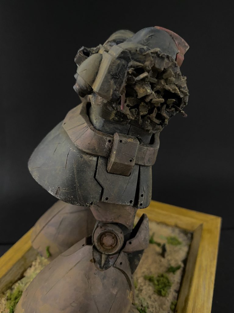 ビームサーベルにより切り捨てられた右腕部、放置されたいたため、風化し、錆び付いている。