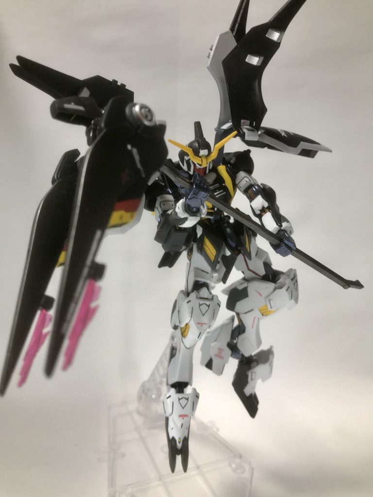 相手の装甲を叩き潰し、フレームなどナノラミネート加工していない部分をビームで切り裂く