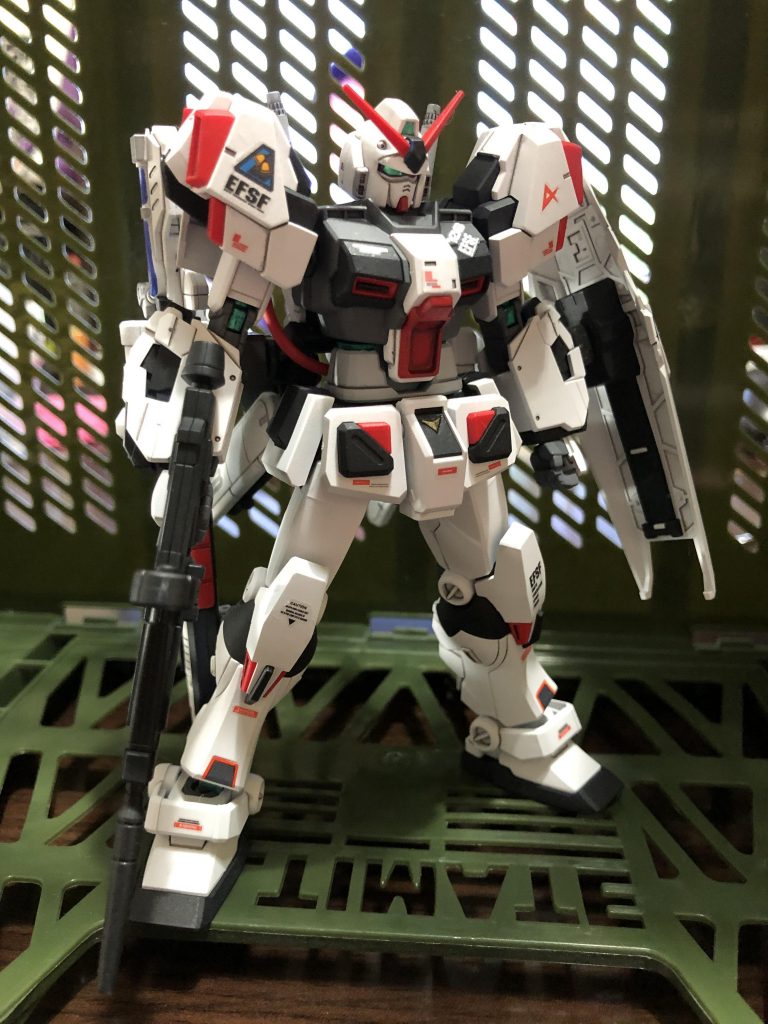 ロンドベル治安維持遊撃部隊、チームライトニング所属　アムロ.レイ大尉の機体。
先の戦闘によりHi-νtype Rは大規模なOHが必要となったなっため、代替機として秘匿隠蔽されていた４号機を近代改修を実施し配備した。
という妄想👍🏻