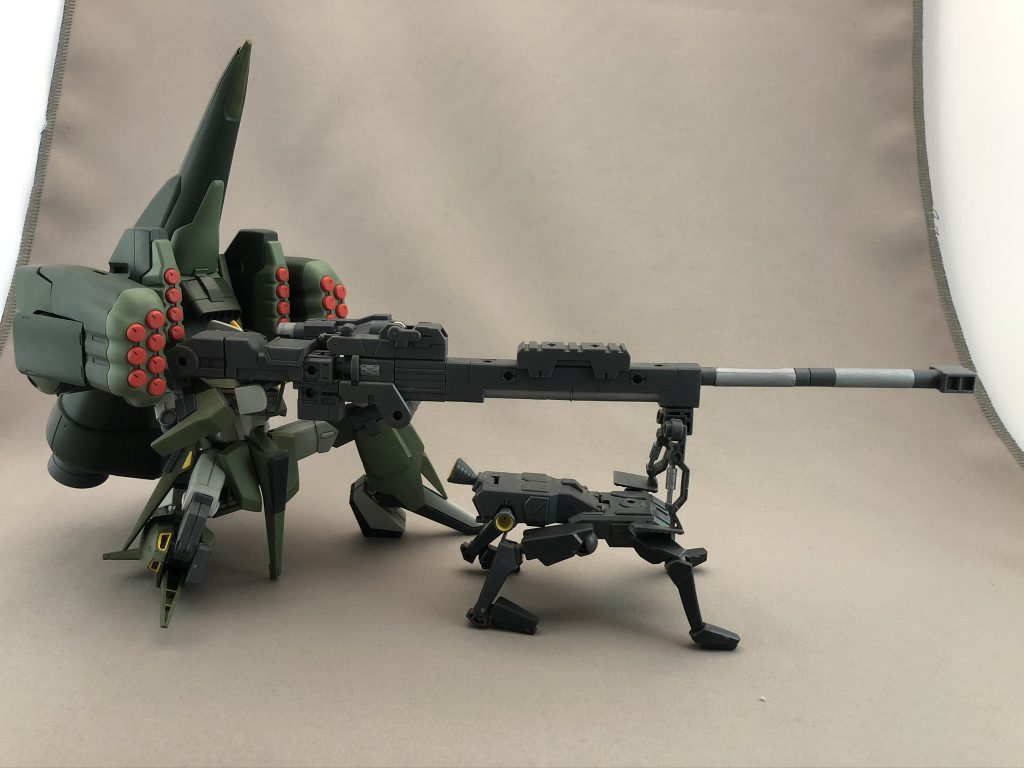 そしてこれが、「砲兵」の名前の由来でもあるストロングライフル!
ブキヤのキットそのまま使ってます。
台座は特別協力のK9ドックパックさん。
撮影スペースに入りきらない全長です。