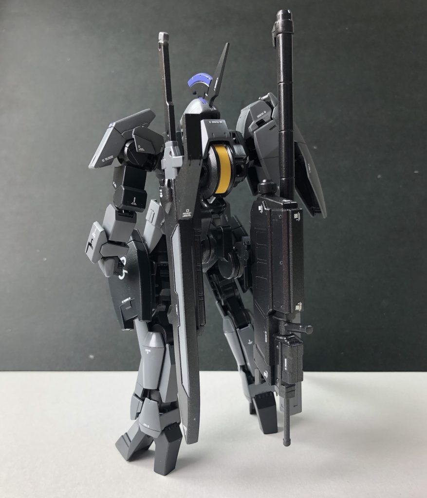 最大の特徴は腰部から伸びるサブアームによって懸架された滑腔砲と鞘に納刀されたロングソードです。