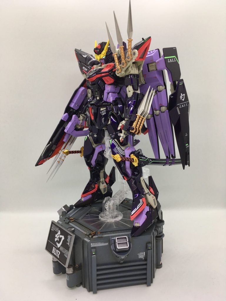 忍者のモチーフを分かりやすく、刀やクナイなどを装備させてあります。